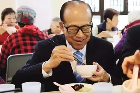 李嘉诚活得太累？每天凌晨3点打球，每餐吃绿叶菜，用钢板来护院图片