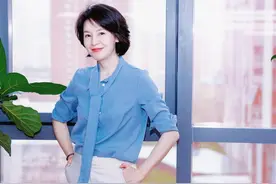 女人上了年纪，别只穿黑白灰！多穿这4种富贵色，一看就是有钱人图片