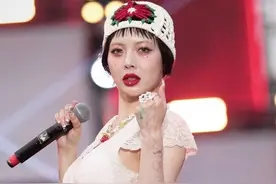 泫雅泼水节演出遭网暴，服装造型被骂像内衣，大尺度动作疑似擦边图片