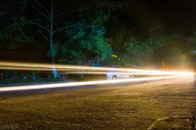 夜间开车时遇到远光狗，有2个处理办法，新手司机一定要掌握图片