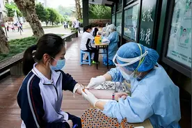 学生不配合学校验血，家长称“我教的”，反而被赞为勇者图片