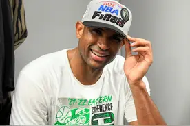 美媒调侃霍福德：“他是怎么做到这样投篮的？”图片