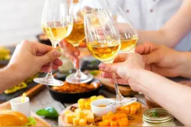 轮到你敬酒时，牢记这3句“敬酒词”，能让人高看一眼图片