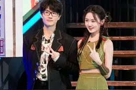 36岁许嵩首次被拍到牵长腿美女约会，粉丝们齐刷屏：铁树开花，我们有嫂子了图片