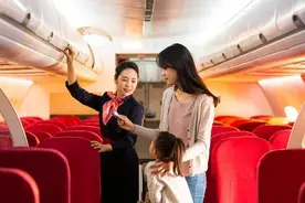 飞机提前多久关闭舱门？停止值机后，工作人员在忙什么？图片