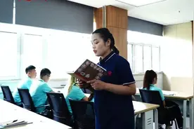 “创心服务 联通你我” 中国联通热线客服代表的365个劳动节图片