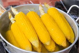 煮玉米，别直接用水煮！教你3个妙招，玉米香甜软糯，好吃又营养图片