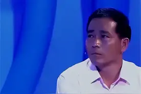 湖北小伙苦寻失联30年的亲妹，谁料就在自己对面，两人痛哭相拥图片