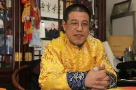 乾隆七世孙：身穿龙袍、手戴帝王扳指，率领百官祭祖图片