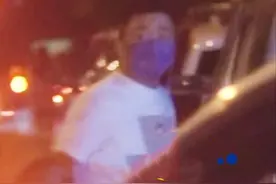 40岁王宝强深夜酒吧玩乐，身材发福打扮朴素，与女友冯清各玩各的图片