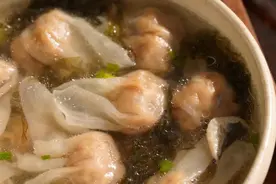 把猪肉锤8000次到像纸一样薄，才能做成这道菜图片