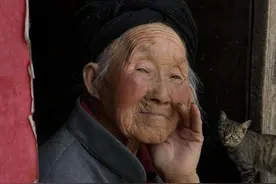 2000年，江苏女工人在车库偶遇收养16岁乞丐，15年后被回报1350万图片