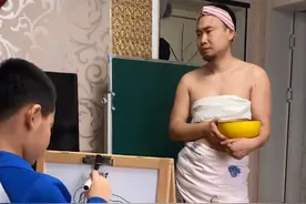 山东儿子画画爸爸裹着床单当模特，不料儿子是抽象派：马上要挨揍图片