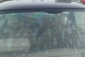 汽车贴膜起泡了，一个月过去了气泡还在，应该怎么办？图片