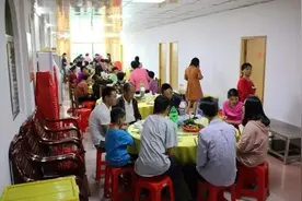 一条路一万块钱，让两兄弟反目成仇，成了老死不相往来的仇人图片
