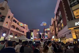 老街迎来高光时刻！游客多、新景靓、商家笑……中山路近来火爆出圈图片