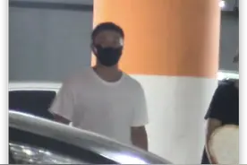 34岁释小龙带妻女出游，妻子腰细腿长气质佳，女儿蹦蹦跳跳太可爱图片