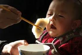 江苏一对父母靠两岁孩子吃播赚得盆满钵满，你怎么看待啃娃族？图片