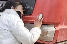 丈夫去世，妻子卖掉他的卡车，睹物思人泪流不止，收车人举动暖心图片