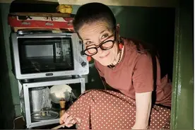 71岁破产贵族奶奶住6平米女佣房，跪在走廊做饭也优雅穿着香奈儿图片