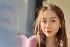 孙悦妻子陈露的“平凡”生活！度假游玩打高尔夫，35岁穿搭似少女图片