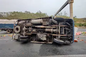 南宁往北海高速公路上货车轮胎突然“跑飞” 车辆侧翻蔬菜撒落一地图片