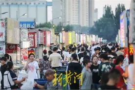 二次搬迁前夜的环联夜市 十年摊主留恋不舍， 更多人憧憬未来图片