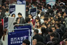 一本毕业去洗碗？河南政法大学校招，多家酒店招聘服务员、洗碗工图片