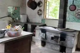 他回到乡下改造老式厨房，将脏旧石砌灶台重做橱柜，干净整洁多了图片