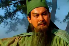 “关羽”陆树铭骨灰安葬，众弟子排队送鲜花，妻儿在墓前伤心落泪图片