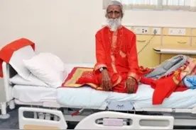 印度苦行僧自称78年没有进食，受人敬仰，却在监控后暴露真面目图片