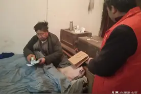 疫情下的农村特殊人群，国家免费发药，村干部负责送上门图片