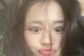 马思纯久违晒自拍，脸颊瘦削尖下巴抢镜，和狗仔队抓拍形象区别大图片