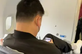 42岁姚明坐南航被偶遇，跷二郎腿很朴素，坐商务座拥挤局促难伸腿图片