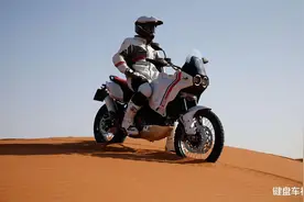 杜卡迪发布全新硬核拉力Desert X，与MV奥古斯塔撞脸又撞衫图片