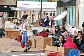 「每日港闻」在港菲佣无惧疫情除罩“犯聚”当街齐跳广场舞图片