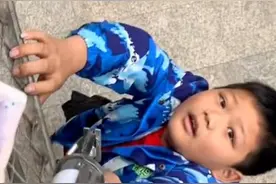 小朋友帮工人捡起掉落工具后婉拒“酬劳”：帮别人捡东西是件快乐的事情，不用收钱视频封面