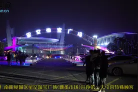 南阳宛城区星空淘宝广场（跳蚤市场）开办第一天 引来特殊顾客图片