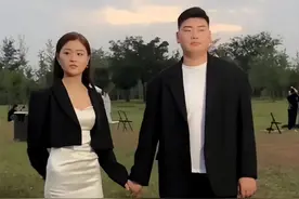 陈萌领证后回朱家，大衣哥亲自烤串，大衣嫂急忙穿睡衣去捞鱼煲汤图片