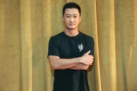 一直演吴京的队长，常年在健身房当教练，每天做一千多个俯卧撑图片