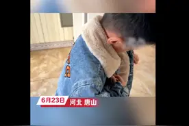 萌娃35度天穿棉服出门2分钟被热哭 求着换衣服图片