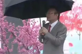 悲哀啊！76岁歌唱家蒋大为冒雨商演，肩膀淋湿观众却寥寥无几图片