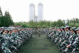 军训总动员！汗水为墨，橄榄绿为笔，站军姿啦！那是青春最美的模样图片