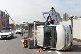 “把手给我！”小货车侧翻司机被卡驾驶室 辅警爬车救人图片