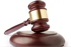 行人被前车司机碰撞后又遭后车司机碾压，死因无法查明，谁该承担刑事责任？图片