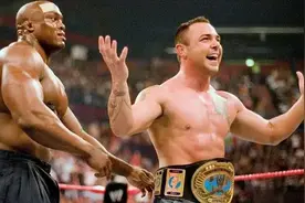 「摔角科普向」那些首次以观众身份登台的WWE选手图片