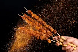 新疆小伙背移动烤炉卖烤肉！网友：夜跑的人都得来几串图片