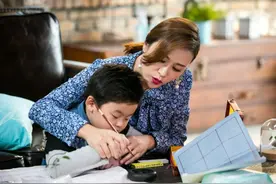 “全职妈妈”和“上班妈妈”，对学生有何影响？老师的话很中肯图片