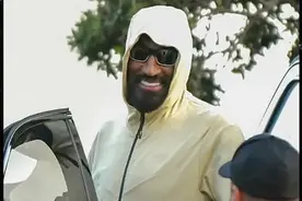 你做初一我做十五！皮蓬带一名女子兜风 后者被拍后瞬间破防图片