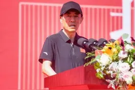 72岁张艺谋任北影特聘教授！穿百元衣瘦成皮包骨，脸颊凹陷引担忧图片